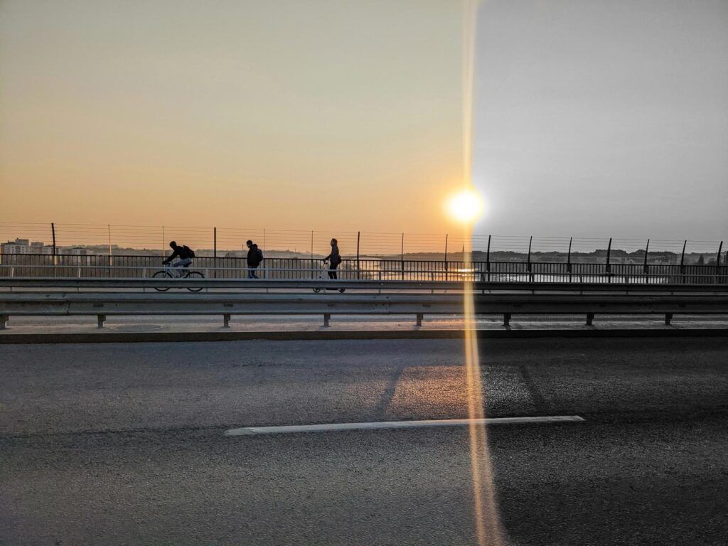 El Dr. Ángel Jaramillo es un médico especialista en endocrinología con más de 15 años de experiencia. Formado en prestigiosas instituciones de Rusia, España y Alemania, posee un profundo conocimiento en el manejo de las enfermedades del sistema hormonal. En su consultorio en Loja, Ecuador, el Dr. Jaramillo brinda atención personalizada a pacientes de todas las edades. Entre las enfermedades que trata se encuentran: Diabetes mellitus tipo 1 y 2, incluyendo sus complicaciones. Osteoporosis, previniendo y tratando la fragilidad ósea. Menopausia, guiando a las mujeres en este proceso natural. Síndrome de Cushing, abordando sus causas y efectos. Obesidad, desarrollando estrategias para un peso saludable. Enfermedades de las glándulas tiroides, como hipotiroidismo e hipertiroidismo. Trastornos menstruales y hormonales, regulando el ciclo y mejorando la calidad de vida. El Dr. Jaramillo complementa su consulta médica con la realización de ecografías de tiroides y PAAF (punción aspiración con aguja fina).